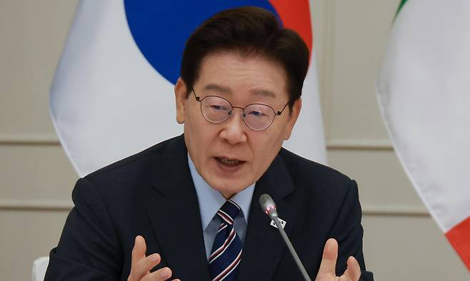 G7 정상회의 참석 계기 이탈리아를 국빈 방문 중인 이재명 대통령이 12일(현지 시간) 로마 한 호텔에서 열린 한-이탈리아 비즈니스 라운드 테이블에서 기조연설을 하고 있다. 뉴시스