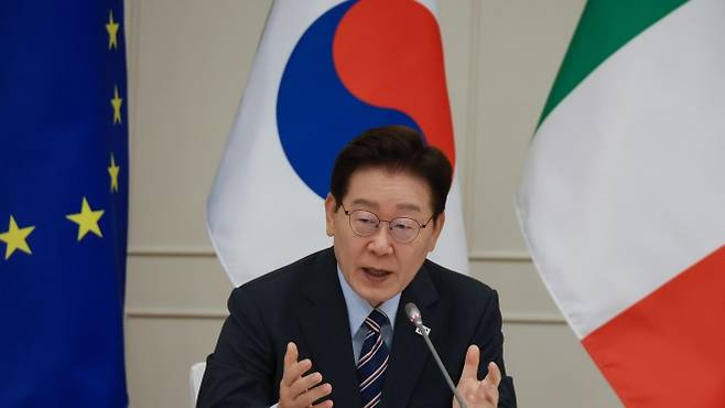 이재명 대통령, 비즈니스 라운드테이블 발언 - 이재명 대통령이 12일(현지시간) 이탈리아 로마의 한 호텔에서 열린 비즈니스 라운드테이블에서 발언하고 있다.  로마 연합뉴스