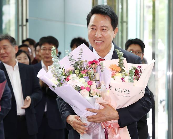 오세훈 서울시장 당선인이 4일 서울 중구 서울시청에 출근하고 있다. 개표 13시간 만에 정원오 더불어민주당 후보를 역전한 오 당선인은 서울시장 선거 사상 첫 5선 고지에 올랐다. 오승현 기자 2026.06.04