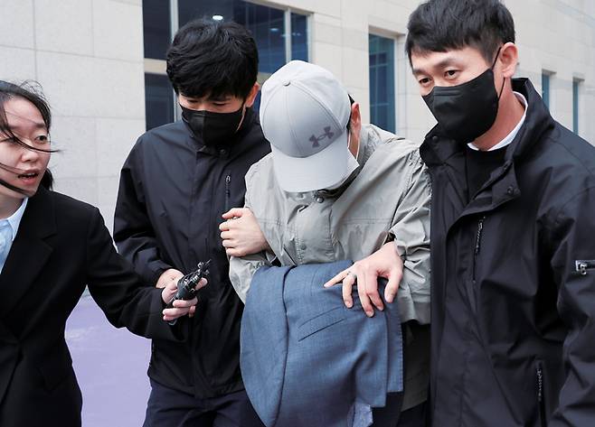 부서 회식이 열린 식당, 친인척 집 화장실 등에 몰래카메라를 설치한 충북교육청 소속 50대 장학관이 법원의 영장실질심사를 받은 뒤 이동하고 있다. ⓒ연합뉴스