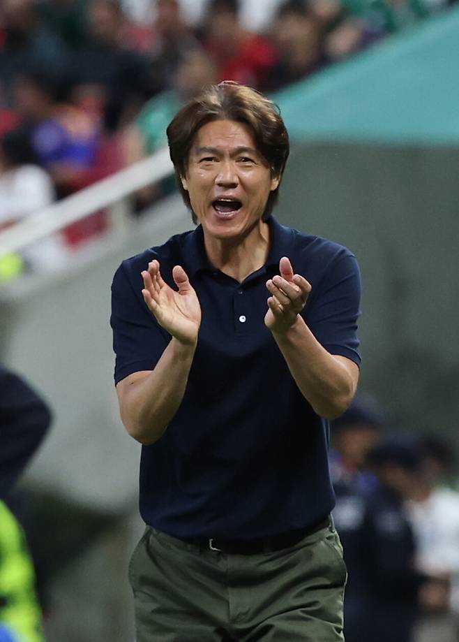 ▲ 11일(현지시간) 멕시코 사포판 과달라하라 스타디움에서 열린 2026 북중미 월드컵 A조 1차전 한국과 체코의 경기. 후반 홍명보 감독이 백승호 등 선수들을 격려하고 있다. ⓒ연합뉴스