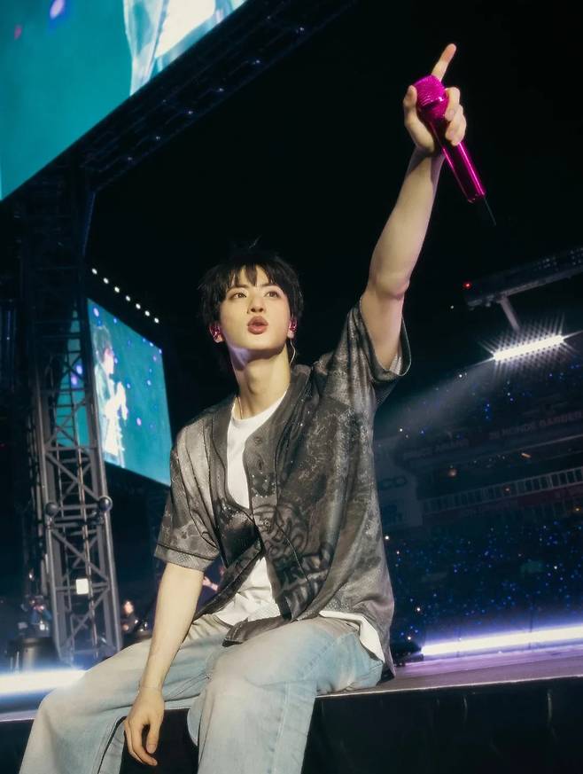 방탄소년단 진, 서초 언더월드 사이니지 주인공..6월 데뷔 기념 투표 1위
