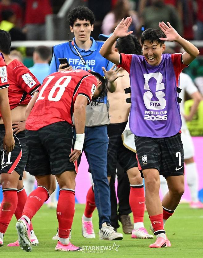 2026 북중미월드컵 A조 예선 대한민국-체코전이 12일(한국 시간) 멕시코 과달라하라 에스타디오 아크론에서 열렸다.  경기 종료 후 손흥민이 오현규와 기쁨을 나누고 있다. /사진=김진경 대기자