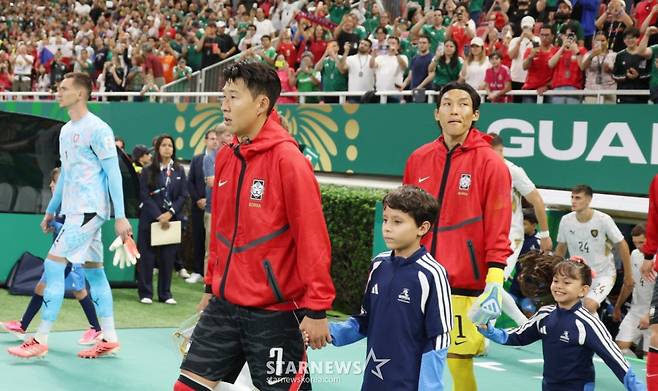 2026 북중미월드컵 A조 예선 대한민국-체코전이 12일(한국 시간) 멕시코 과달라하라 에스타디오 아크론에서 열렸다.  손흥민을 비롯한 선수들이 입장하고 있다. /사진=김진경 대기자