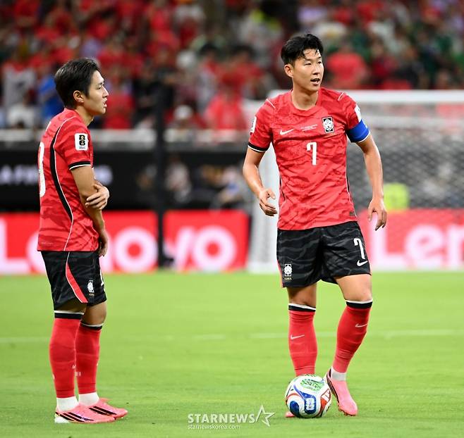 2026 북중미월드컵 A조 예선 대한민국-체코전이 12일(한국 시간) 멕시코 과달라하라 에스타디오 아크론에서 열렸다.  손흥민과 이강인이 프리킥 준비를 하고 있다. /사진=김진경 대기자