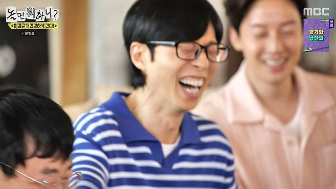 In the Lee Kyung-kyu Goes Healthy! special of MBCs Hangout with Yoo, Lee Yun-seok was shown removing the partial wig he was wearing to get a massage. Lee Kyung-kyu made a joke about Lee Yun-seoks appearance without the wig, turning the set into a sea of ​​laughter.
