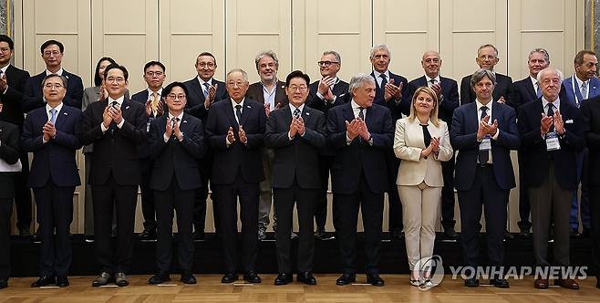 이재명 대통령, 비즈니스 라운드테이블 참석 (로마=연합뉴스) 한상균 기자 = 이재명 대통령이 12일(현지시간) 이탈리아 로마의 한 호텔에서 열린 비즈니스 라운드테이블에서 참석자들과 기념 촬영을 하고 있다. 2026.6.13 xyz@yna.co.kr