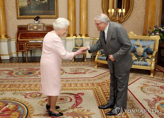 2012년 엘리자베스 2세 여왕에게서 메릿 훈장 받는 호크니  [AFP=연합뉴스 자료사진. 재판매 및 DB 금지]