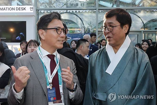 대화 나누는 최휘영 장관과 김재열 회장 (밀라노=연합뉴스) 신준희 기자 = 최휘영 문화체육관광부 장관(오른쪽)과 김재열 국제올림픽위원회(IOC) 집행위원 겸 국제빙상경기연맹(ISU) 회장이 5일(현지시간) 이탈리아 밀라노 빌라 네키 캄필리오(Villa Necchi Campiglio)에서 열린 코리아하우스 개관식에서 대화를 나누고 있다. 
    코리아하우스는 2026 밀라노·코르티나담페초 동계올림픽 기간 동안 스포츠 외교와 K-컬처 홍보의 장으로 활용된다. 2026.2.6 [공동취재] hama@yna.co.kr