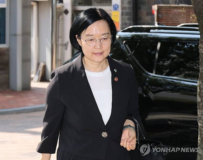 출근하는 한성숙 국무총리 후보자 (서울=연합뉴스) 안정원 기자 = 한성숙 국무총리 후보자가 12일 서울 종로구 통의동 금융감독연수원에 마련된 인사청문회 준비 사무실로 출근하고 있다. 2026.6.12 jeong@yna.co.kr