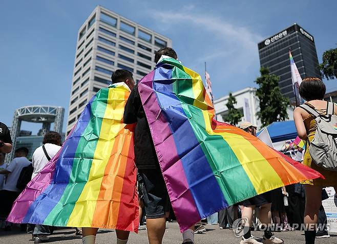 퀴어퍼레이드 무지개 깃발 (서울=연합뉴스) 김성민 기자 = 13일 서울 중구 을지로입구역 인근에서 열린 2026 제27회 서울퀴어퍼레이드에서 한 참가자가 무지개 깃발을 입고 이동하고 있다. 2026.6.13 ksm7976@yna.co.kr