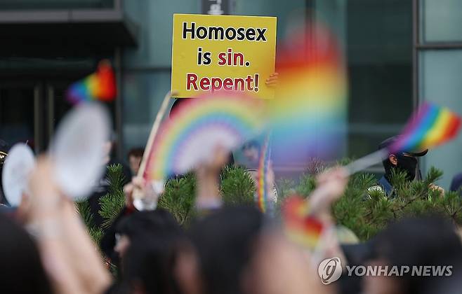 반대집회 마주친 퀴어퍼레이드 (서울=연합뉴스) 김성민 기자 = 13일 서울 중구 을지로입구역 인근에서 열린 2026 제27회 서울퀴어퍼레이드에서 참가자들이 반대 집회를 지나 행진하고 있다. 2026.6.13 ksm7976@yna.co.kr