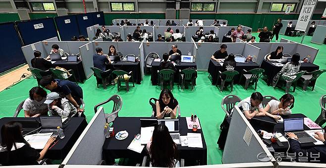 13일 오후 이천시 부발종합운동장 눈높이배드민턴체육관에서 열린 2027학년도 이천시 대학입시박람회를 찾은 학부모와 입시생들이 1대1 컨설팅을 받고 있다. 노민규 기자