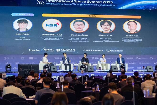 위성, 발사체, 광통신 등 우주산업 전문가와 기업이 모이는 '2026 국제우주컨퍼런스(ISS 2026)'가 16일 대전에서 개막한다. 사진은 지난해 ISS 대회모습. &nbsp;(사진=컨텍스페이스그룹 제공)