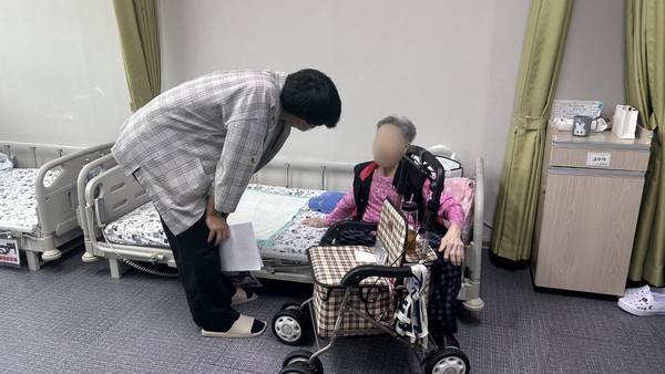 사회복지사가 한 어르신과 함께 노래 교육을 진행하고 있다. 사진=오민지 기자