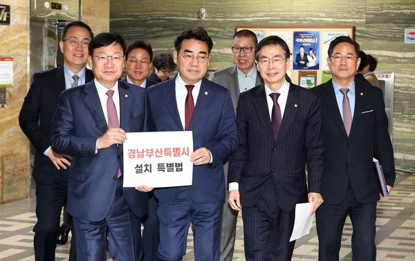 국민의힘 의원들이 4월 14일 국회 의안과에 '경남부산특별시 설치 특별법'을 제출하기 위해 입장하고 있다. 왼쪽부터 최형두 의원, 정점식 정책위의장, 박완수 경남도지사, 이성권 부산시당위원장, 박형준 부산시장, 조경태 의원, 박수영 의원. /연합뉴스