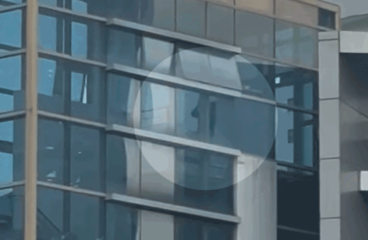 지난 10일 S대구 중구선거관리위원회 건물 안에서 한 남성이 골프 스윙 연습 중인 영상이 온라인상 공유돼 논란이 일었다. SNS 캡처