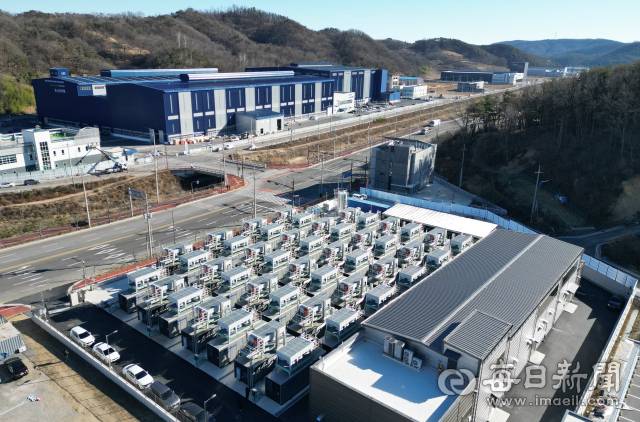포항 블루밸리산업단지 전경. 앞쪽에 보이는 것이 수소연료전지발전소이며, 뒤쪽은 포스코퓨처엠의 인조흑연 음극재 포항공장이다. 포항시 제공