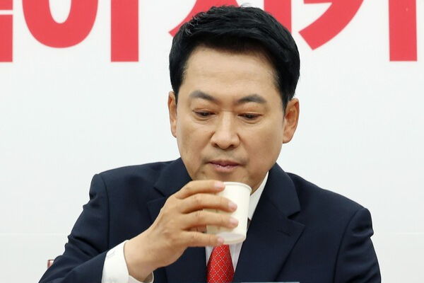국민의힘 장동혁 대표가 11일 국회에서 열린 최고위원회의에서 물을 마시고 있다. 연합뉴스