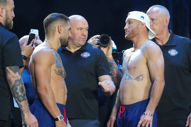 UFC 라이트급 통합타이틀전을 치르는 챔피언 일리야 토푸리아(왼쪽)와 잠정 챔피언 저스틴 게이치가 서로 신경전을 벌이고 있다. 사진=UFC