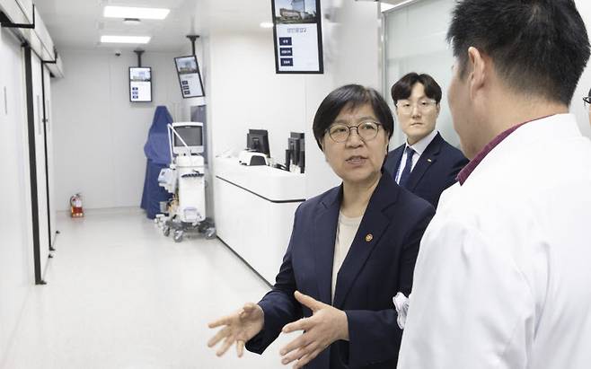 지난 5월 충청남도 천안시 소재 순천향대학교 부속 천안병원에 방문한 정은경 복지부 장관이 소아전문응급의료센터를 둘러보는 모습.(사진=복지부)