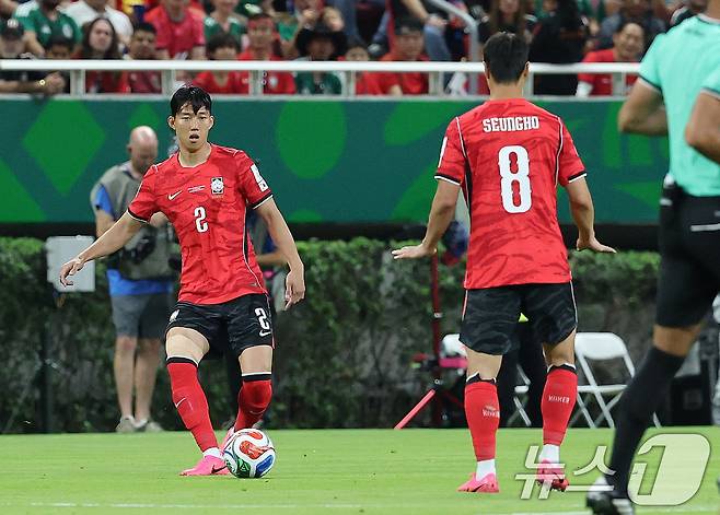 대한민국 축구국가대표팀 이한범이 11일(현지시간) 멕시코 할리스코주 사포판 과달라하라 스타디움에서 열린 2026 북중미 월드컵 A조 조별리그 1차전 대한민국과 체코의 경기에서 백승호에게 패스를 하고 있다. 이날 경기는 대한민국이 체코를 상대로 2-1로 승리했다. 2026.6.13 ⓒ 뉴스1 임세영 기자