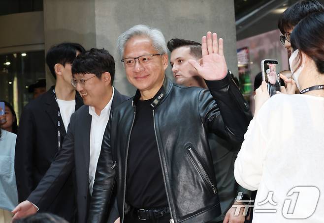 젠슨 황 엔비디아 최고경영자(CEO)가 8일 경기 성남시 분당구 네이버 사옥 1784에서 열린 환영 행사에서 자리를 옮기고 있다. 2026.6.8 ⓒ 뉴스1 김영운 기자