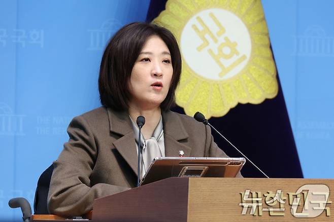최보윤 국민의힘 수석대변인이 서울 여의도 국회 소통관에서 현안 브리핑을 하고 있다. 2026.1.11 ⓒ 뉴스1 신웅수 기자