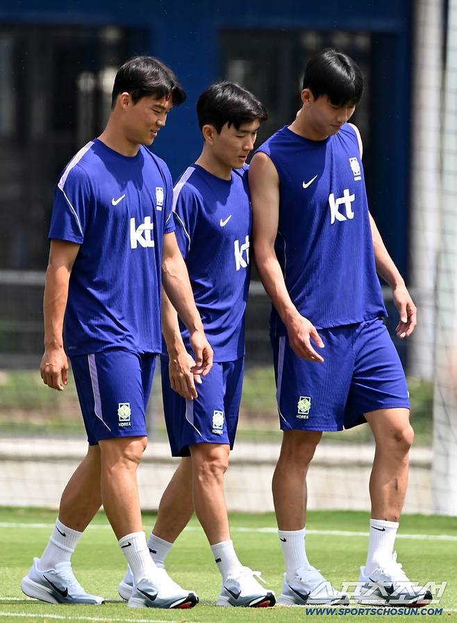 2026 북중미 월드컵 체코전에서 승리한 대한민국 월드컵 대표팀이 13일(한국시각) 멕시코 과달라하라 인근 사포판 월드컵대표팀 베이스캠프 훈련장 치바스 베르데 바예에서 회복 훈련을 가졌다. 발걸음을 옮기는 오현규 황인범 이한범의 모습. 사포판(멕시코)=허상욱 기자wook@sportschosun.com/2026.06.13/