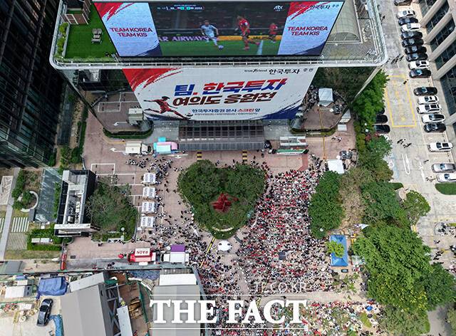 대한민국과 체코의 2026 국제축구연맹(FIFA) 북중미월드컵 조별리그 A조 1차전이 열린 12일 오전 서울 영등포구 한국투자증권 본사 키스 스퀘어 앞에 모인 시민들이 단체 응원을 하고 있다. /박상민 기자