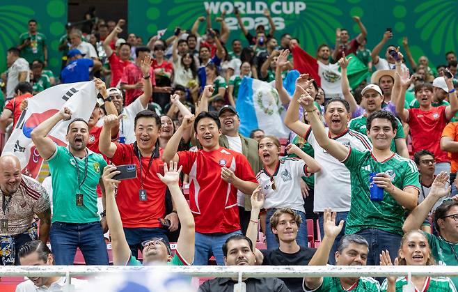 11일(현지시간) 멕시코 할리스코주 사포판 과달라하라 스타디움에서 열린 2026 북중미 월드컵 A조 조별리그 1차전 대한민국과 체코의 경기. 한국과 멕시코 축구팬들이 함께 응원하고 있다. /김지호 기자