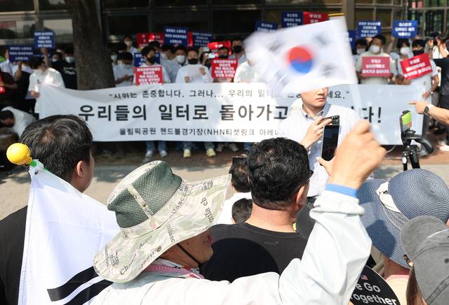 6·3 지방선거 투표용지 부족 사태로 빚어진 ‘잠실 개표소 봉쇄 시위’가 이어진 지난 6월 11일 서울 송파구 올림픽공원 핸드볼경기장 앞에서 체육단체들이 업무 정상화 호소문 발표 기자회견을 하고 있다. [연합뉴스]