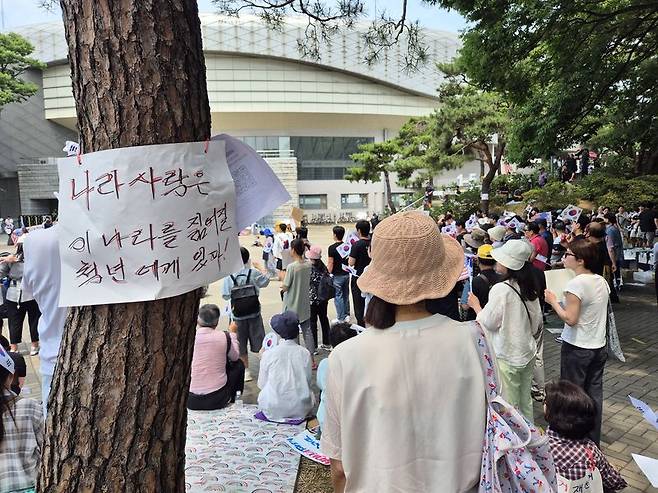 시간이 지날수록 점점 더 모여드는 시민들. 사진=김예지 기자