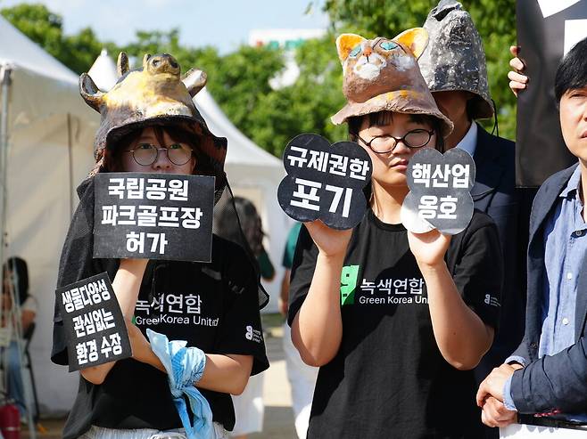 환경단체 활동가들이 2026년 6월5일 서울 잠원한강공원에서 김성환 기후에너지환경부 장관 얼굴 가면과 산양·수달·삵 등 동물 탈을 쓰고 ‘대한민국 국민과 지구 모든 생명’ 명의의 고발장 퍼포먼스를 하고 있다. 한국환경회의 제공