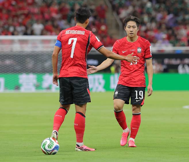 <yonhap photo-6552=""> 프리킥은 이강인-손흥민 (사포판[멕시코 할리스코주]=연합뉴스) 류영석 기자 = 11일(현지시간) 멕시코 사포판 과달라하라 스타디움에서 열린 2026 북중미 월드컵 A조 1차전 한국과 체코의 경기. 전반 상대 페널티에어리어 앞 프리킥 상황에서 손흥민과 이강인이 손을 맞대고 있다. 2026.6.12 ondol@yna.co.kr/2026-06-12 14:31:26/ 연합뉴스</yonhap>