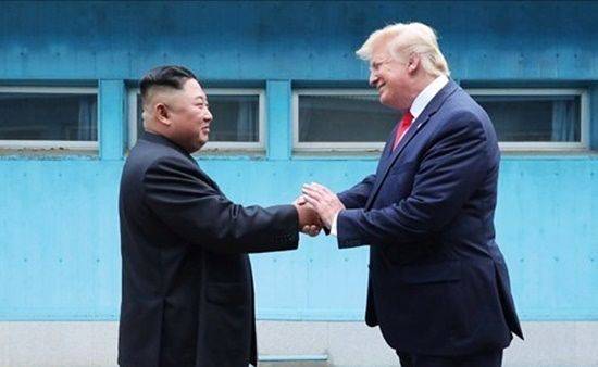 김정은(왼쪽) 북한 국무위원장과 도널드 트럼프 미국 대통령이 지난 2019년 6월 30일 판문점에서 만나 손을 맞잡은 모습. 사진 조선중앙통신 홈페이지