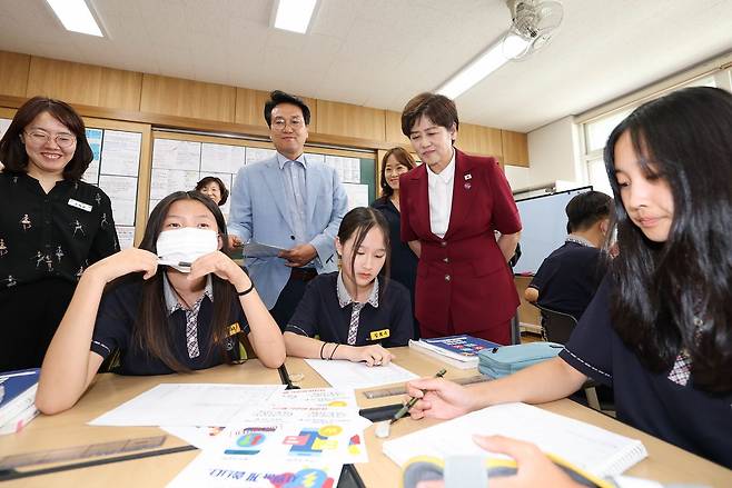 안민석 경기교육감 당선인이 지난 9일 대구 복현중학교 IB 수업을 참관했다. 사진 대구교육청