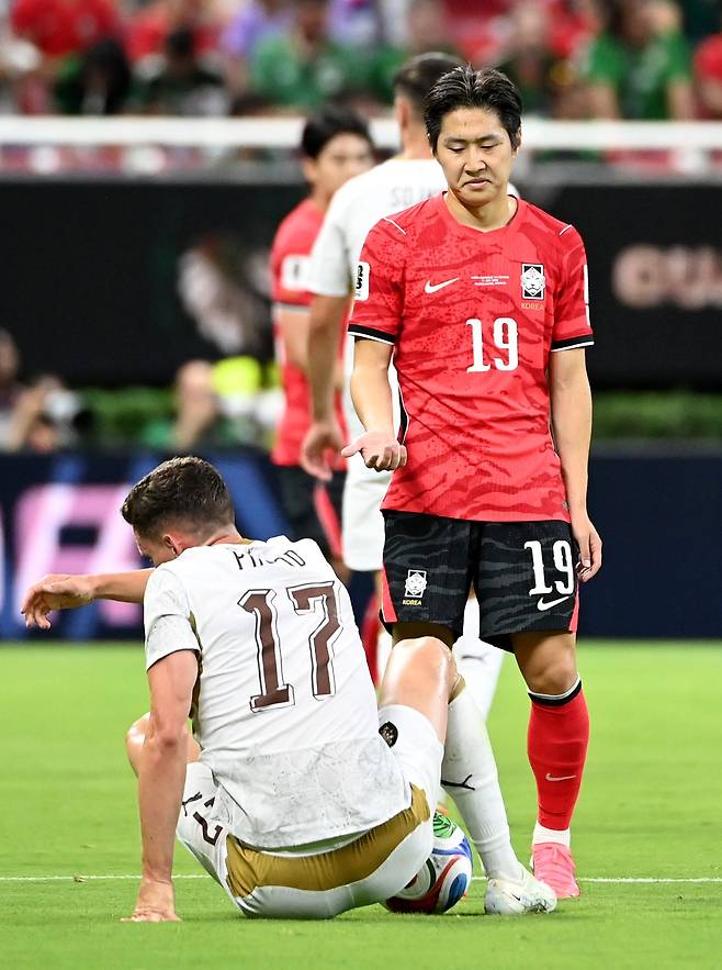 축구댚팀 이강인이 넘어진 체코 프로보드에게 일어나라며 손짓하고 있다. 강정현 기자