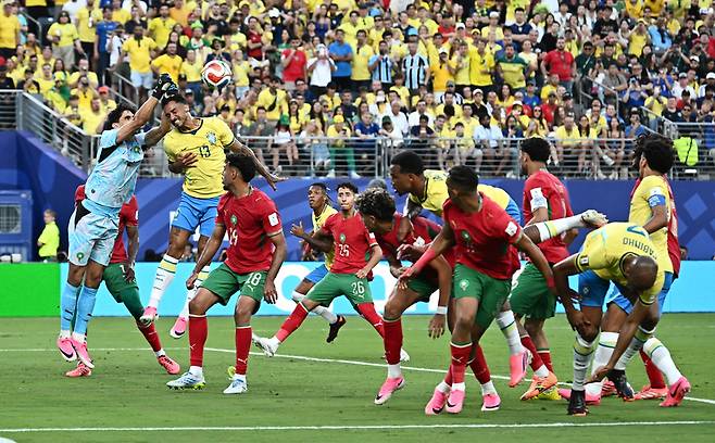 ▲ 13일(현지시간) 2026 FIFA 월드컵 C조 브라질 대 모로코의 경기가 뉴욕 뉴저지 스타디움에서 열렸다. 이날 경기에서 모로코의 야신 부누가 브라질의 다닐루의 압박 속에서 공을 막아내고 있다.  로이터/연합뉴스
