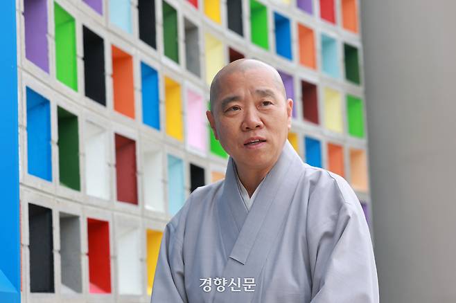 인월사 주지 재범스님이 인드라월에 대해 설명하고 있다. 정지윤 선임기자