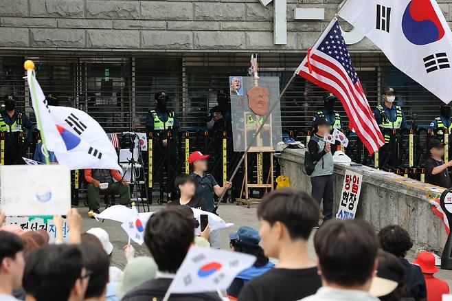 6·3 지방선거 투표용지 부족 사태를 규탄하는 ‘개표소 봉쇄 시위’가 열흘째 이어진 14일 서울 송파구 올림픽공원 핸드볼경기장 앞에서 참가자들이 구호를 외치고 있다. 연합뉴스