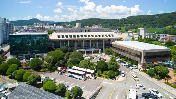 경남 통영시장 선거에서 낙선한 국민의힘 천영기 현 시장이 임기 종료를 앞두고 강행하려했던 전 시민 30만 원의 민생지원금 지급이 시의회의 제동으로 무산되면서 더불어민주당 강석주 당선인의 임기가 시작되는 내달 시의회를 거쳐 오는 8월 지급될 예정이다. 통영시청 전경. 국제신문DB