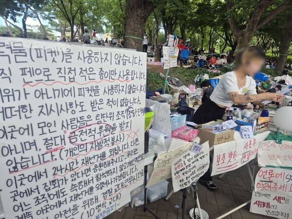 ▲서울 송파구 잠실 개표소 시위 현장. “출력물(피켓)을 사용하지 않는다”는 장문의 육필 대자보도 눈에 띄었다. 기계로 글씨를 출력한 피켓은 시위가 조직됐다는 의미라는 뜻에서다.사진=김예리 기자