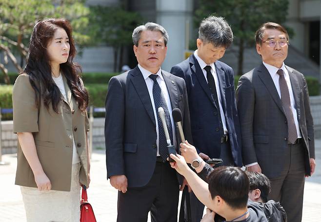 12·3 비상계엄을 선포하기 위한 명분을 만들고자 북한 평양에 무인기를 투입했다는 혐의로 기소된 윤석열 전 대통령이 1심에서 징역 30년을 선고받은 12일 서울 서초구 서울중앙지방법원에서 윤 전 대통령의 국민변호인단 김계리(왼쪽부터), 송진호, 배의철, 배보윤 변호사가 일반이적 등 혐의 1심 선고공판 결과 관련 입장을 밝히고 있다. [뉴시스]