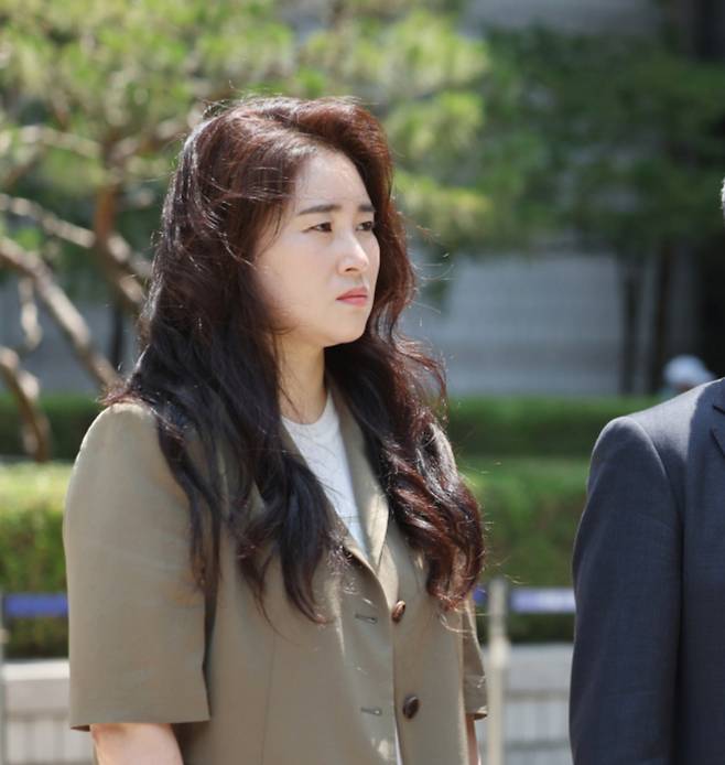 12·3 비상계엄을 선포하기 위한 명분을 만들고자 북한 평양에 무인기를 투입했다는 혐의로 기소된 윤석열 전 대통령이 1심에서 징역 30년을 선고받은 12일 서울 서초구 서울중앙지방법원에서 윤 전 대통령의 국민변호인단 김계리(왼쪽부터) 변호사가 일반이적 등 혐의 1심 선고공판 결과 관련 입장을 밝히고 있다. /사진=뉴시스
