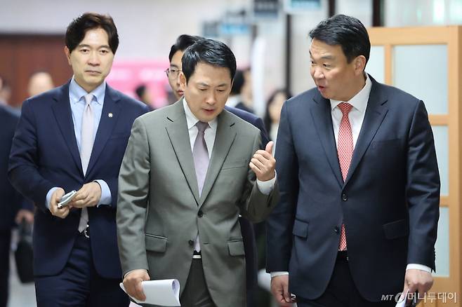 (서울=뉴스1) 신웅수 기자 = 장동혁 국민의힘 대표와 정희용 사무총장이 10일 서울 여의도 국회에서 열린 긴급 최고위원회의에 참석하며 대화하고 있다. 2026.4.10/뉴스1  Copyright (C) 뉴스1. All rights reserved. 무단 전재 및 재배포,  AI학습 이용 금지. /사진=(서울=뉴스1) 신웅수 기자
