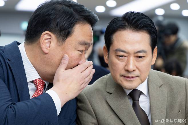 (서울=뉴스1) 유승관 기자 = 장동혁 국민의힘 대표와 정희용 사무총장이 31일 서울 여의도 중앙당사에서 열린 2025 사무처 당직자 종무식에서 대화하고 있다. 2025.12.31/뉴스1  Copyright (C) 뉴스1. All rights reserved. 무단 전재 및 재배포,  AI학습 이용 금지. /사진=(서울=뉴스1) 유승관 기자