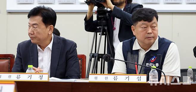 [세종=뉴시스] 강종민 기자 = 최저임금위원회 류기정 사용자 위원과 류기섭 근로자 위원이 지난 11일 세종시 정부세종청사에서 열린 5차 전원회의에서 서로 다른 곳을 보고 있다. 2026.06.11. ppkjm@newsis.com