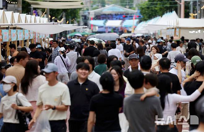 [서울=뉴시스] 홍효식 기자 = 14일 서울 노원구 공릉역과 경춘선숲길 일대에서 열린 '제4회 경춘선 공릉숲길 커피축제'에서 시민들로 북적이고 있다. 2026.06.14. yesphoto@newsis.com