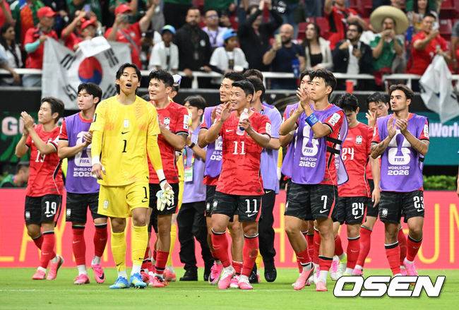[OSEN=과달라하라(멕시코), 이대선 기자] 교체 카드가 그대로 적중했다. '슈퍼 조커'로 나선 오현규(25, 베식타스)가 짜릿한 역전골을 터트리며 포효했다.홍명보 감독이 이끄는 대한민국 축구대표팀은 12일(한국시간) 멕시코 과달라하라의 에스타디오 과달라하라에서 열린 2026 국제축구연맹(FIFA) 북중미 월드컵 A조 1차전에서 체코를 상대로 2-1 역전승을 거뒀다. 남아프리카공화국을 2-0으로 제압한 개최국 멕시코에 이은 조&nbsp;2위다.경기 종료 후 대한민국 선수들이 관중석을 향해 인사를 하고 있다. 2026.06.12 /sunday@osen.co.kr